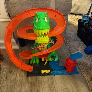 Hot Wheels City T-Rex Blaze Battle Playset & Die-Cast Car, Dinosaur like new